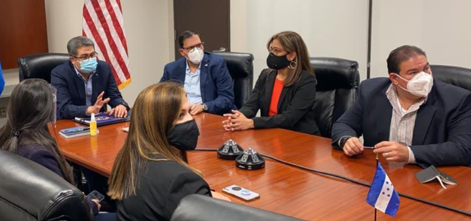 Mandatario hondureño señala que están creando programas sociales para que la gente no migre del país