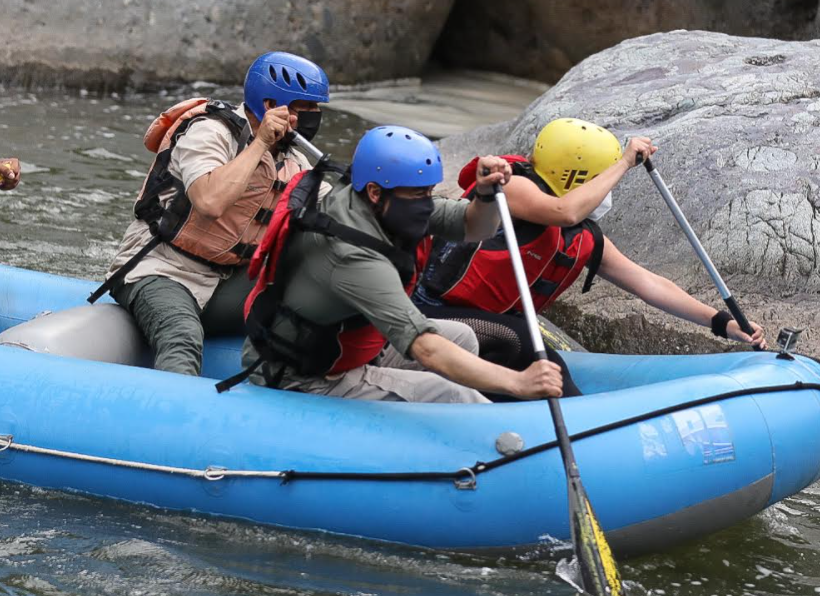 Presidente Hernández, el primer gobernante hondureño que hace rafting en el río Cangrejal