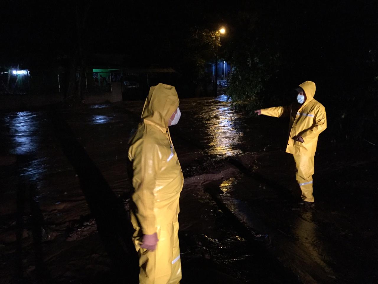 Bomberos atienden emergencia por el desbordamiento de un rio en Marcala, La Paz