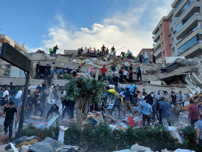 Al menos 14 muertos tras sismo que sacude Mar Egeo y se siente en Grecia, Turquía