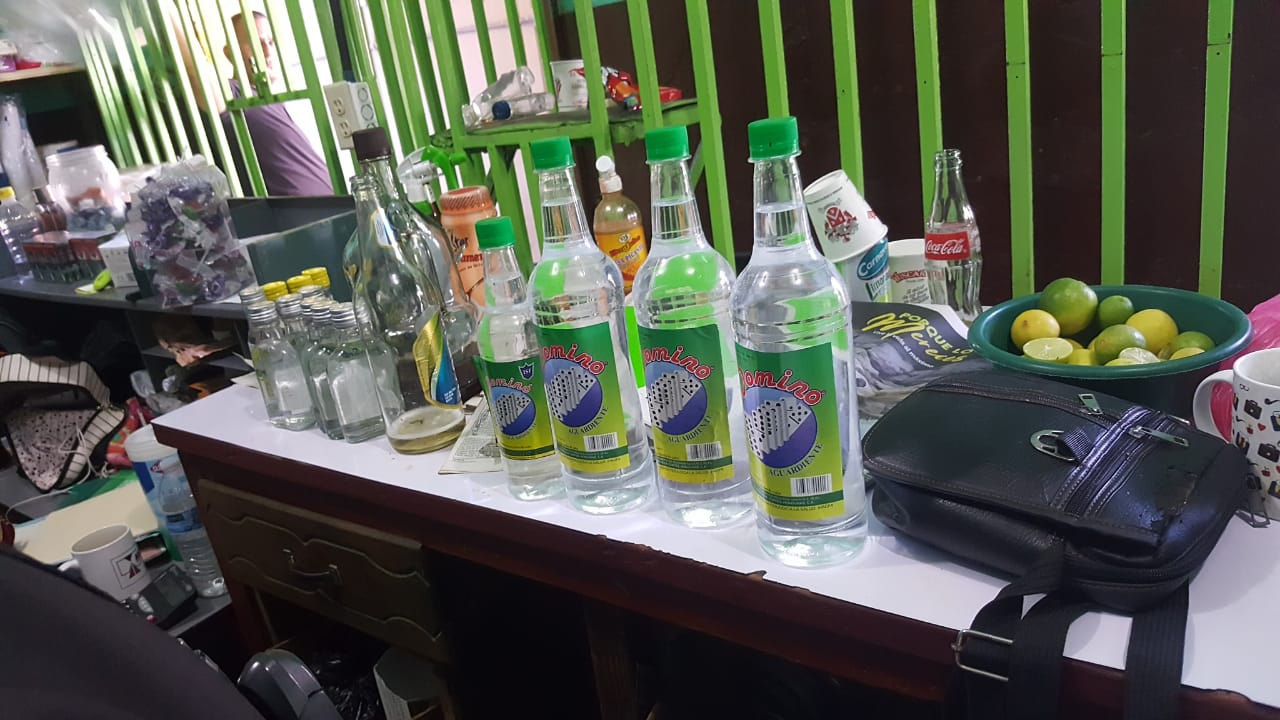 Decomisan al borde de 300 botellas de aguardiente “Dominó” en negocios de SPS
