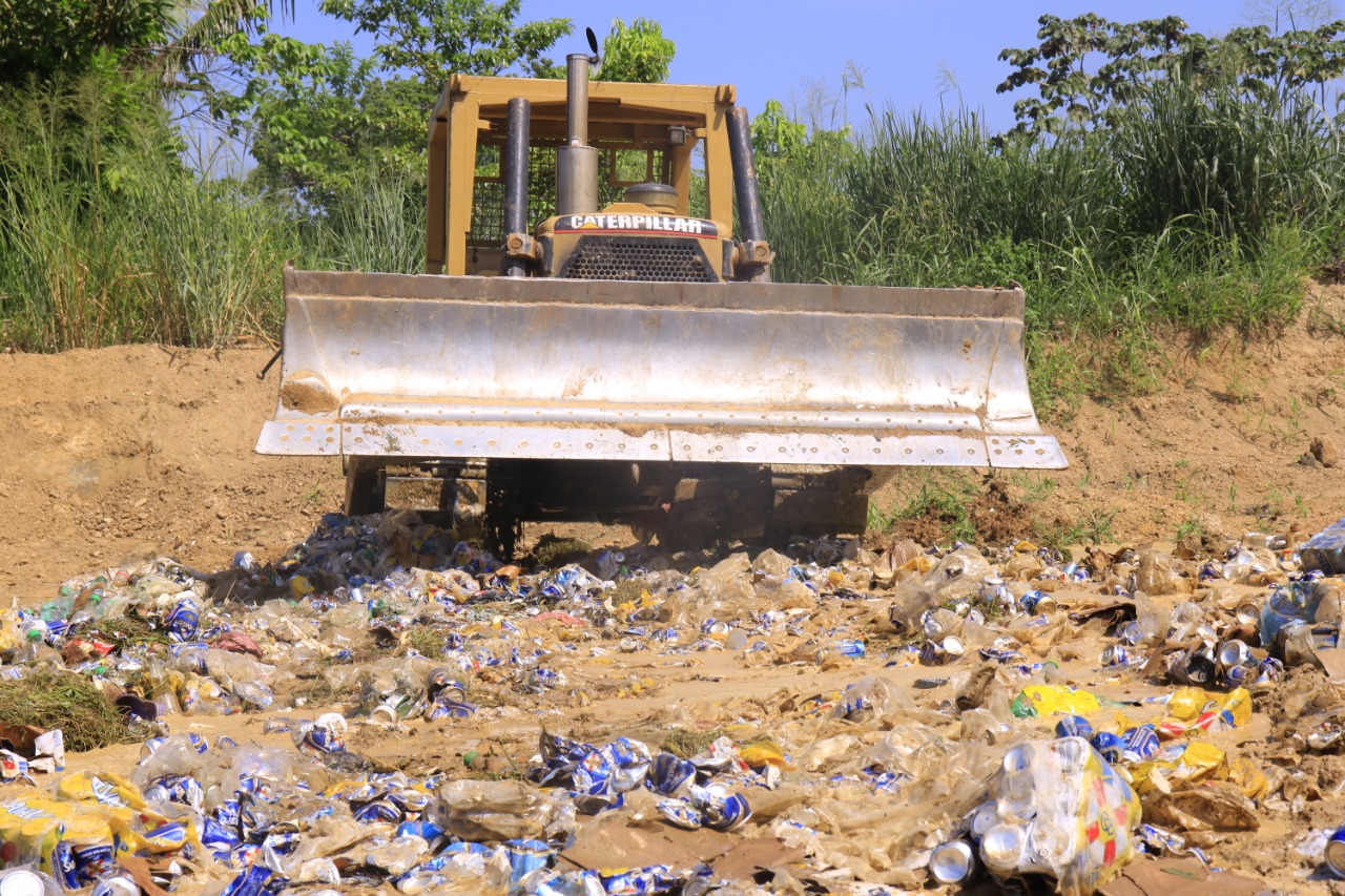 Policía decomisa y destruye más de 600 cajas de cervezas Salva Vida en Puerto Cortés Policía decomisa y destruye más de 600 cajas de cervezas Salva Vida en Puerto Cortés