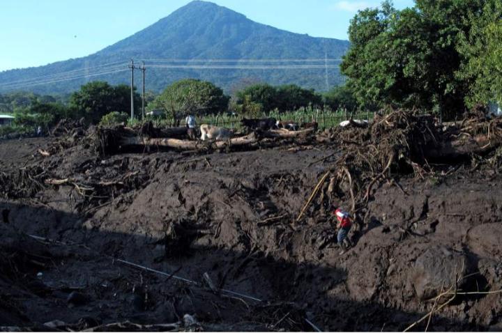 ¡Tragedia en El Salvador! Al menos 8 personas mueren y 35 se encuentran desaparecidas tras deslizamiento de tierra en el municipio de Nejapa ¡Tragedia en El Salvador! Al menos 8 personas mueren y 35 se encuentran desaparecidas tras deslizamiento de tierra en el municipio de Nejapa