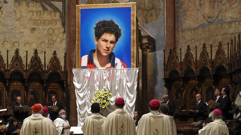 El Vaticano beatificó a Carlo Acutis, el adolescente que anticipó su muerte en un video y su cuerpo sigue incorrupto