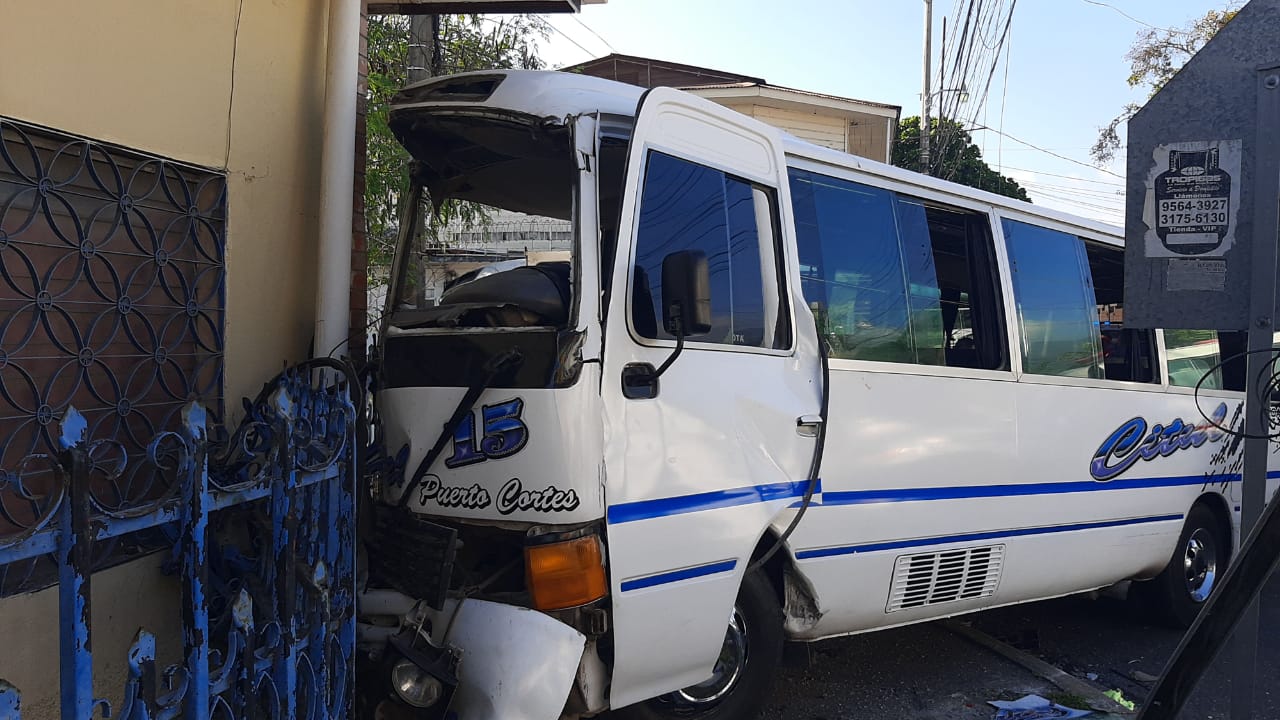 ¡ Una veintena de heridos! deja  brutal colisión entre  dos “rapiditos” en SPS