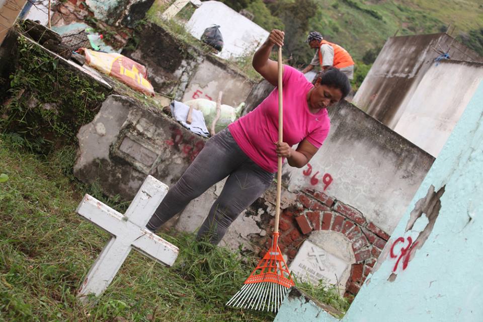 Cementerios municipales realizan limpieza y fumigación para el «Día de Muertos» Cementerios municipales realizan limpieza y fumigación para el «Día de Muertos»