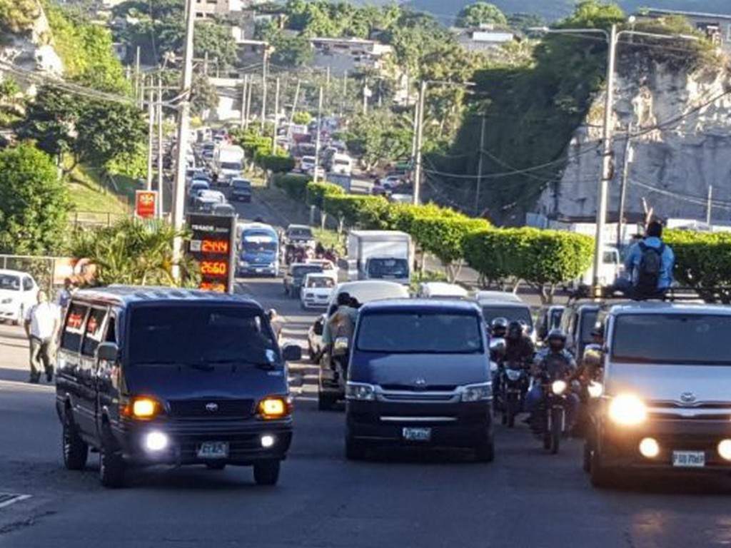 Propietarios de buses brujitos se reúnen con autoridades de IHTT Propietarios de buses brujitos se reúnen con autoridades de IHTT