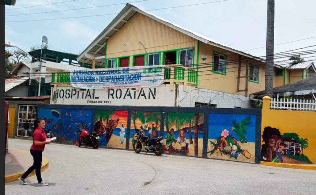 Personal de enfermeria realiza plantón  en el Hospital de Roatán exigiendo la renuncia de la directora