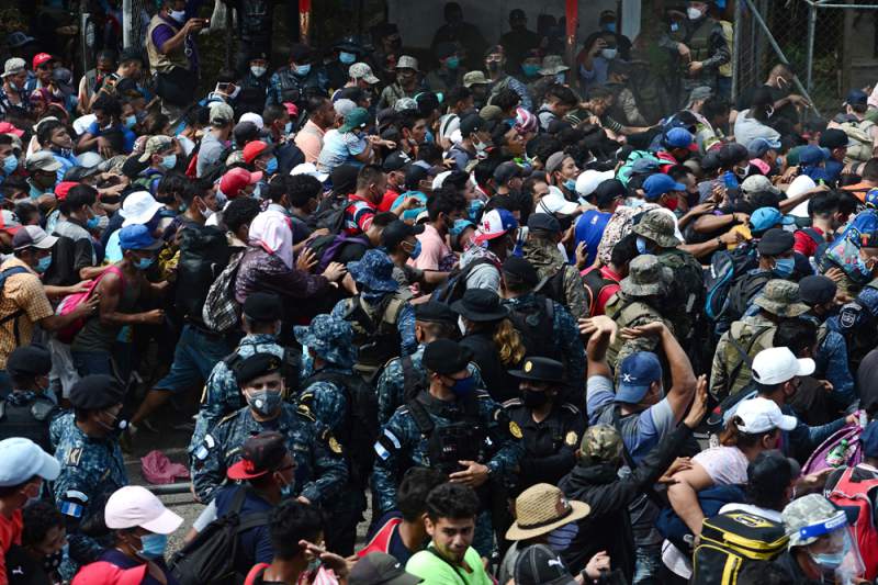 ¡Caravana hondureña irrumpe la frontera de Corinto e ingresa a Guatemala!