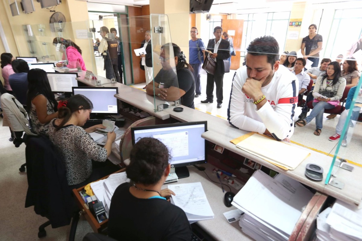 Unos 120,000 empleados públicos se incorporan a sus labores esta semana