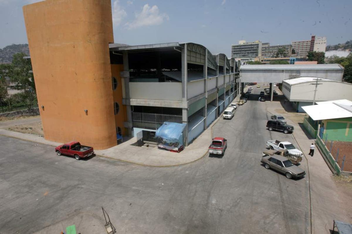 La AMDC habilitó terminal de buses y microbuses en el mercado La Isla para descongestionar el centro de la capital La AMDC habilitó terminal de buses y microbuses en el mercado La Isla para descongestionar el centro de la capital