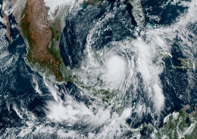 Zeta se convierte en Huracán categoría 1 en caribe hondureño Zeta se convierte en Huracán categoría 1 en caribe hondureño