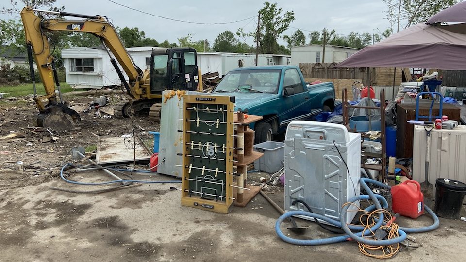 Familias hispanas huyen de un vecindario de Louisiana por la furia del Huracán Delta Familias hispanas huyen de un vecindario de Louisiana por la furia del Huracán Delta