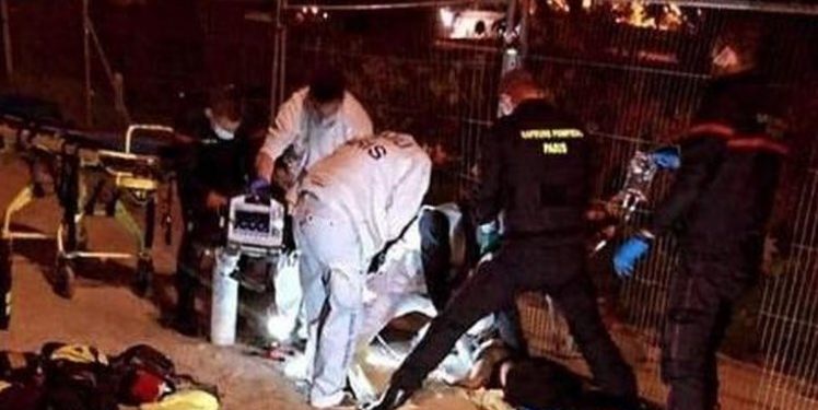 Dos mujeres musulmanas fueron apuñaladas frente a la Torre Eiffel en París Dos mujeres musulmanas fueron apuñaladas frente a la Torre Eiffel en París