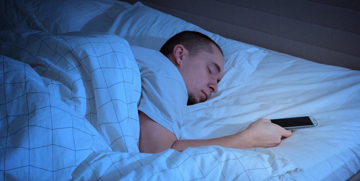 ¿Es bueno dormir con el celular junto a nosotros?