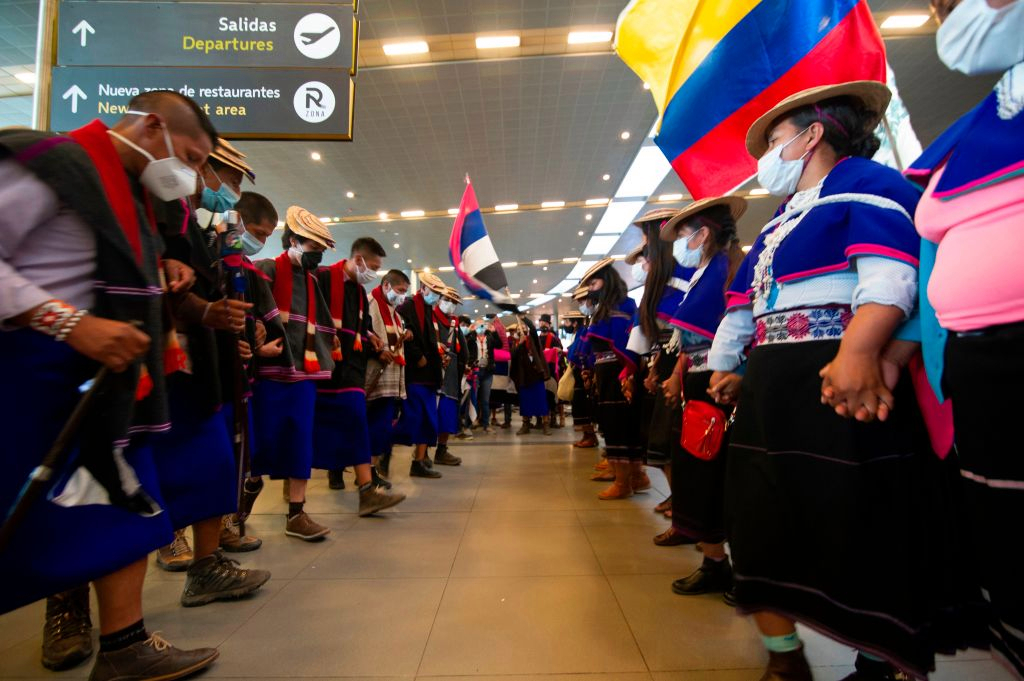 Grupo de indígenas protesta en el aeropuerto «El Dorado» de Colombia Grupo de indígenas protesta en el aeropuerto «El Dorado» de Colombia