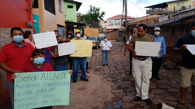 ¡Con Pancartas en mano! Habitantes  de col. La Sosa exigen pavimentación de calle