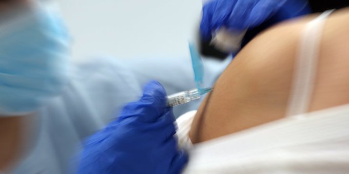 Reino Unido analiza infectar a voluntarios con Covid-19 para probar la efectividad de las vacunas candidatas