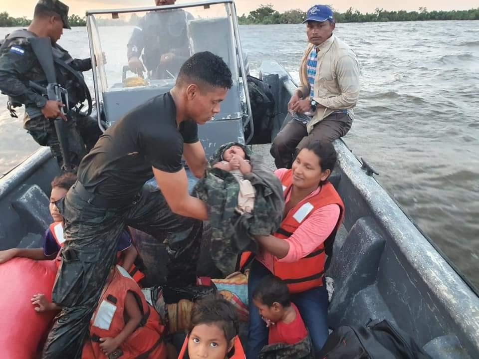 Rescatan a 10 personas que naufragaron, entre ellas 5 niños, en la Mosquitia hondureña Rescatan a 10 personas que naufragaron, entre ellas 5 niños, en la Mosquitia hondureña