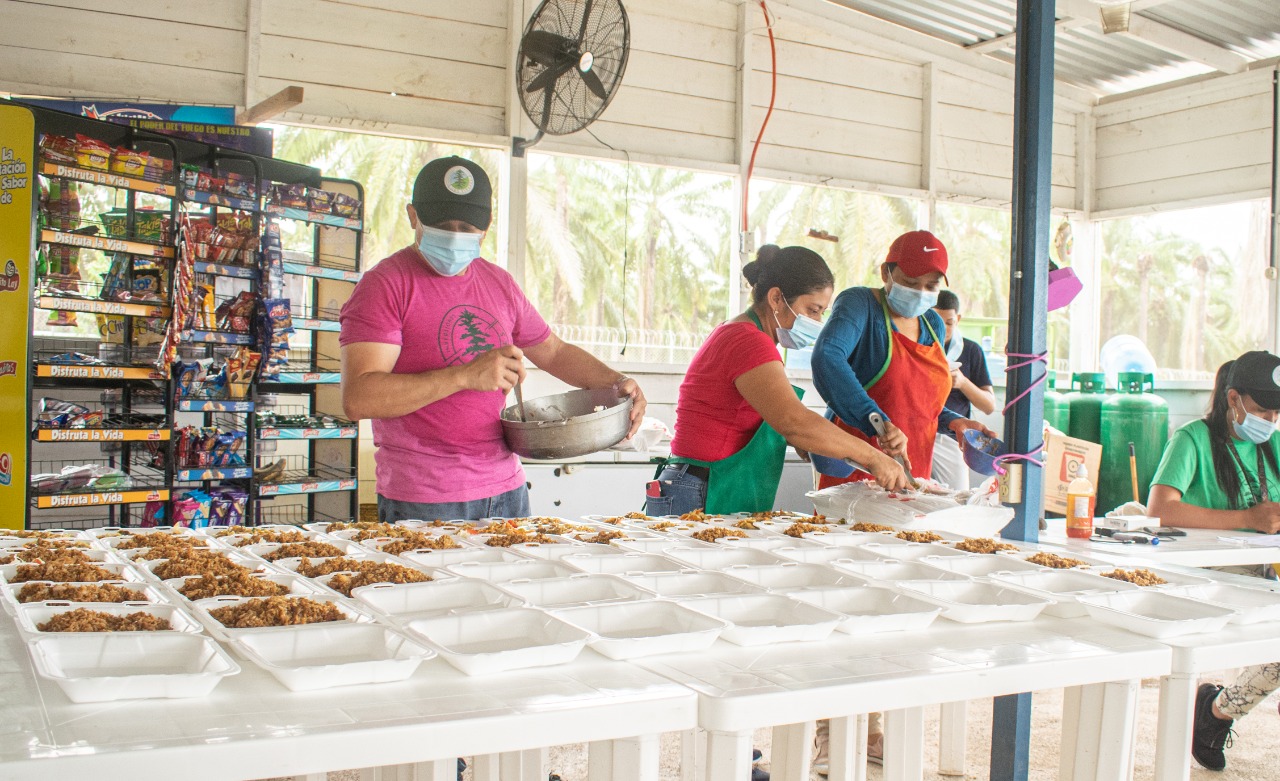 Empresa minera de Tocoa dona alimentos, ropa y zapatos a más de 800 familias afectadas por ETA Empresa minera de Tocoa dona alimentos, ropa y zapatos a más de 800 familias afectadas por ETA