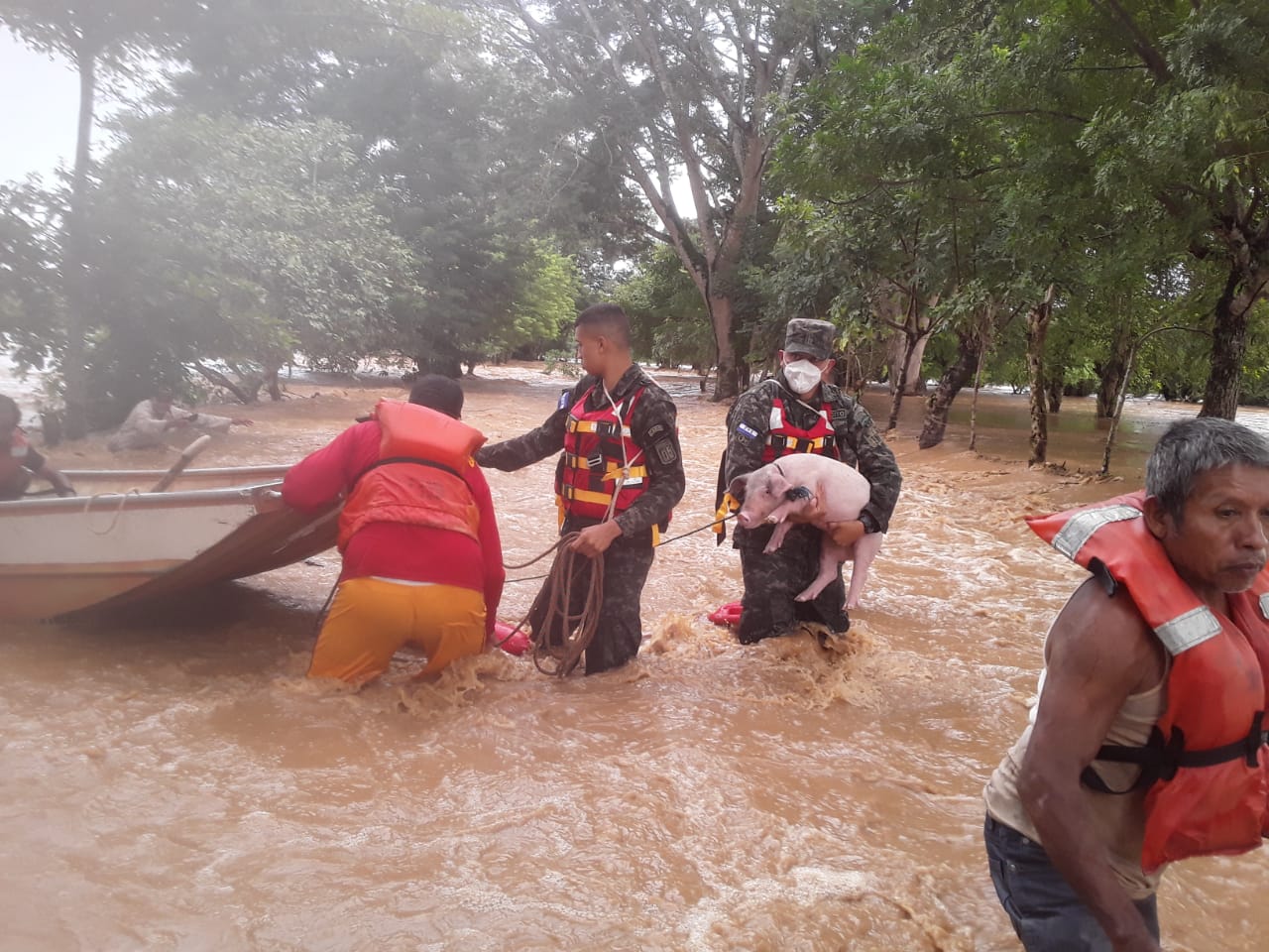 Rescatan a 8 personas en la comunidad de La Concepción cerca del rio Las Jaguas Rescatan a 8 personas en la comunidad de La Concepción cerca del rio Las Jaguas
