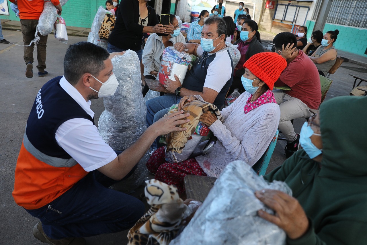 Entregan alimentos a damnificados en albergues de Tegucigalpa