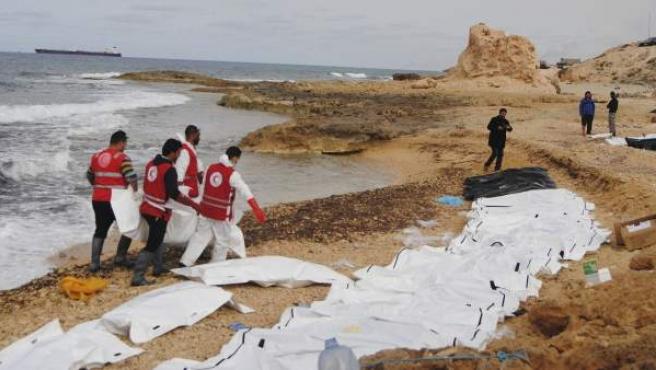 Al menos 74 inmigrantes mueren al naufragar su embarcación frente a las costas de Libia