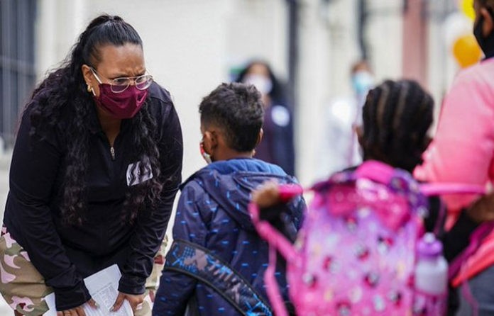 Nueva York cerrará las escuelas públicas por el aumento de casos de COVID-19