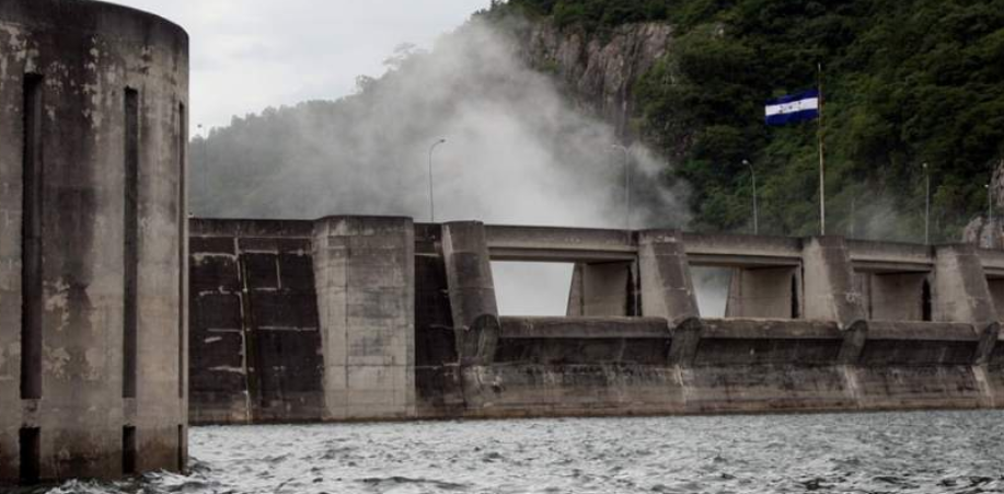 Presidente Hernández a quienes propalan supuestas descargas de El Cajón: “Busquen qué hacer; si no van a ayudar, apártense” Presidente Hernández a quienes propalan supuestas descargas de El Cajón: “Busquen qué hacer; si no van a ayudar, apártense”
