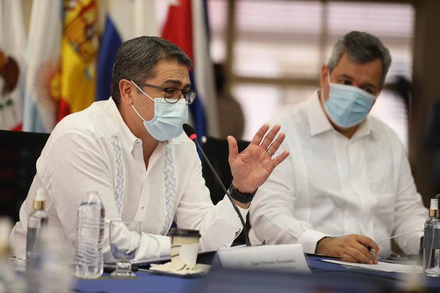 Presidente Hernández: «Iota es categoría 5, trae potencial de destrucción enorme y lo más importante es salvar la vida» Presidente Hernández: «Iota es categoría 5, trae potencial de destrucción enorme y lo más importante es salvar la vida»