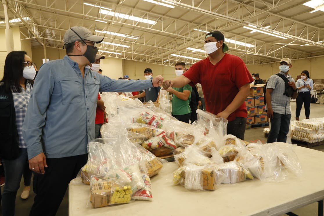 Presidente Hernández supervisó proceso de maquilado de 34,600 raciones de alimentos para el Valle de Sula Presidente Hernández supervisó proceso de maquilado de 34,600 raciones de alimentos para el Valle de Sula
