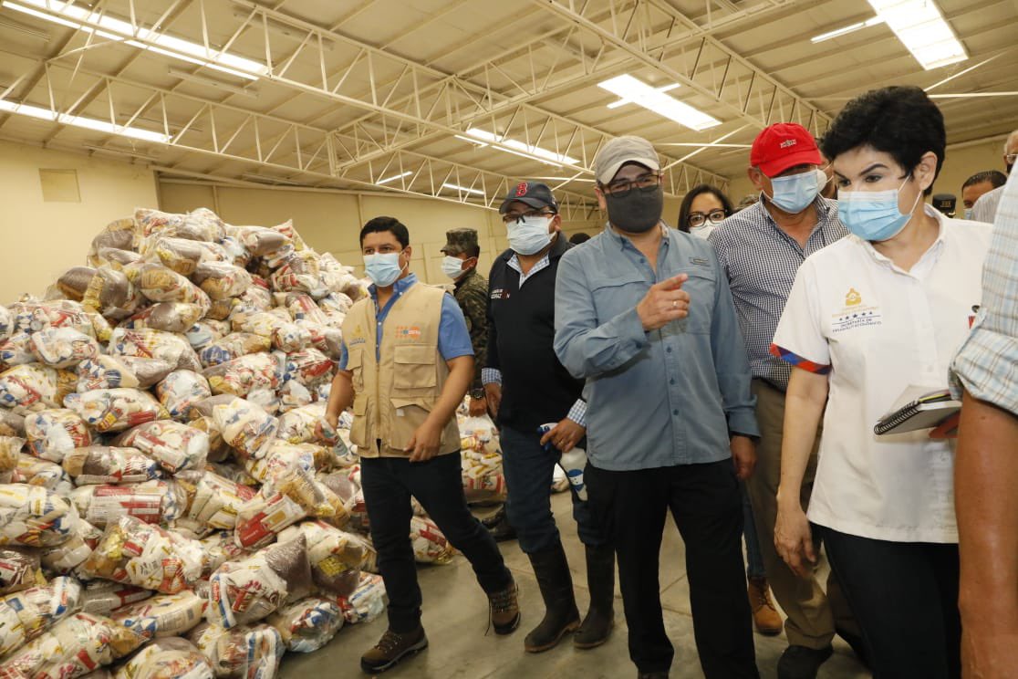 Presidente Hernández se reúne con alcaldes del Valle de Sula para abordar ayuda humanitaria Presidente Hernández se reúne con alcaldes del Valle de Sula para abordar ayuda humanitaria