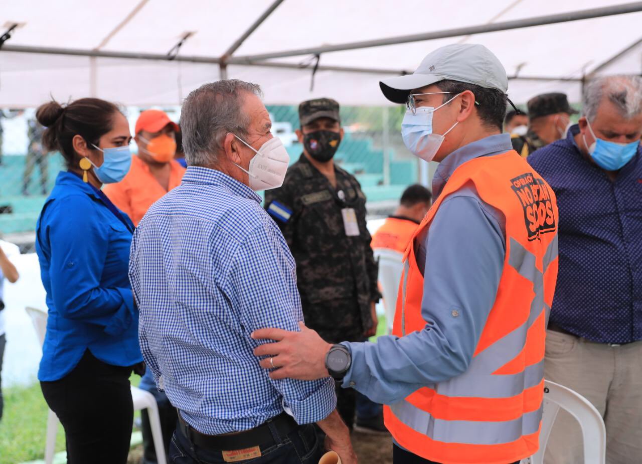 Presidente Hernández dialoga con alcaldes de Santa Bárbara para conocer necesidades tras desastre por tormentas