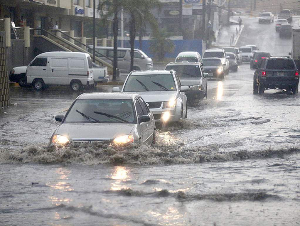 Llueve sobre  la capital y   se encienden  las alarmas por inundaciones y derrumbes