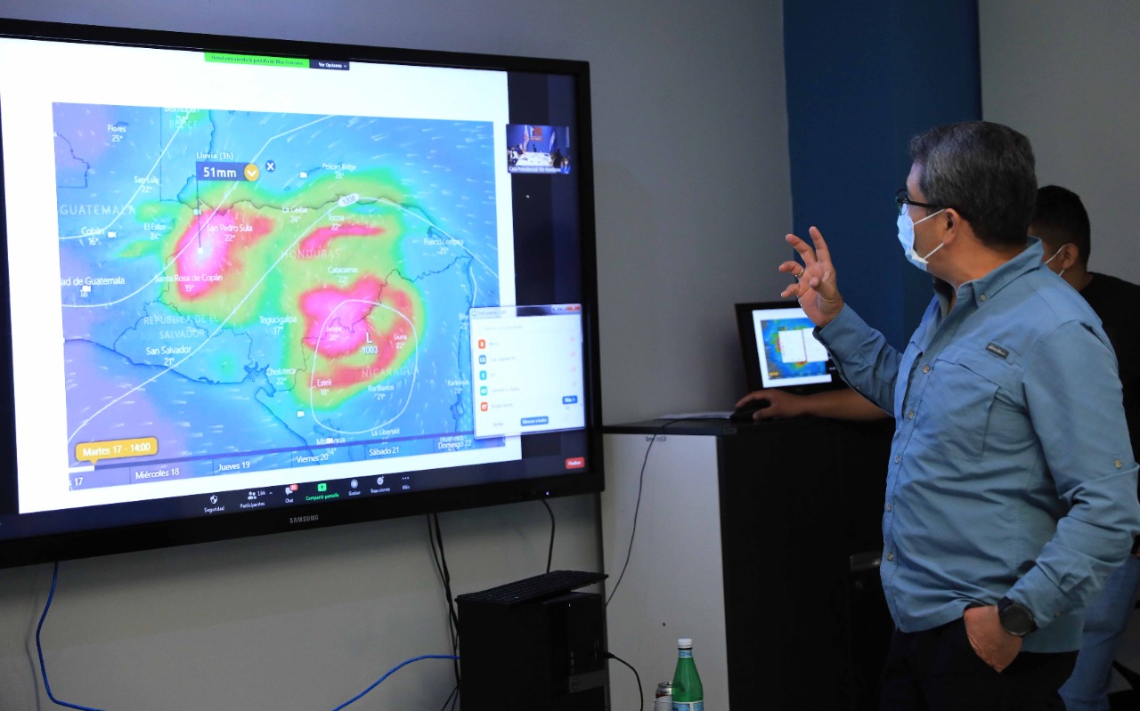 Presidente Hernández pide a alcaldes de zonas amenazadas por inundaciones activar protocolos de alerta roja Presidente Hernández pide a alcaldes de zonas amenazadas por inundaciones activar protocolos de alerta roja