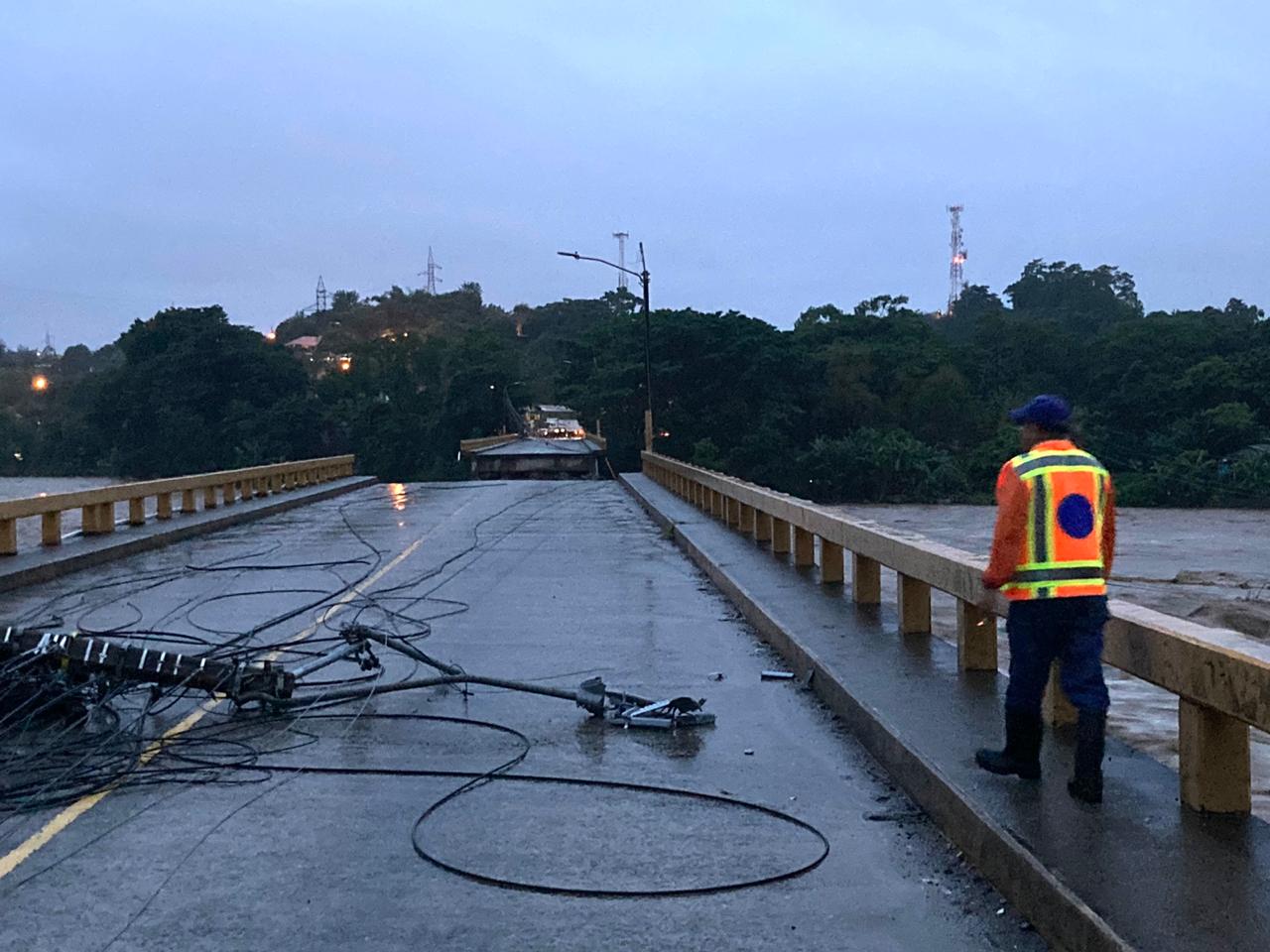 Puente Saopín en La Ceiba se corta en dos y deja incomunicada la ciudad Puente Saopín en La Ceiba se corta en dos y deja incomunicada la ciudad