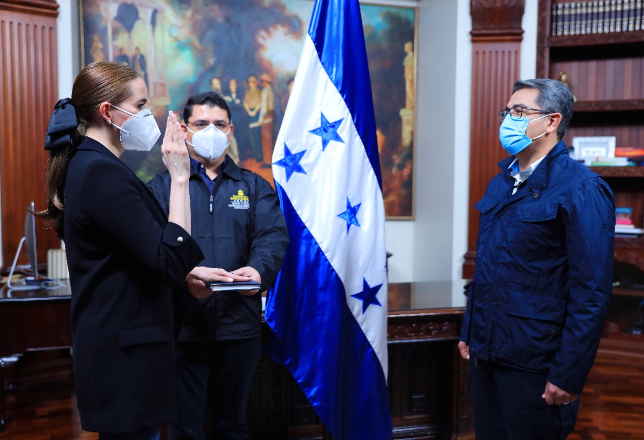 JOH juramenta a Andrea Matamoros como ministra de la nueva Secretaría de Transparencia JOH juramenta a Andrea Matamoros como ministra de la nueva Secretaría de Transparencia