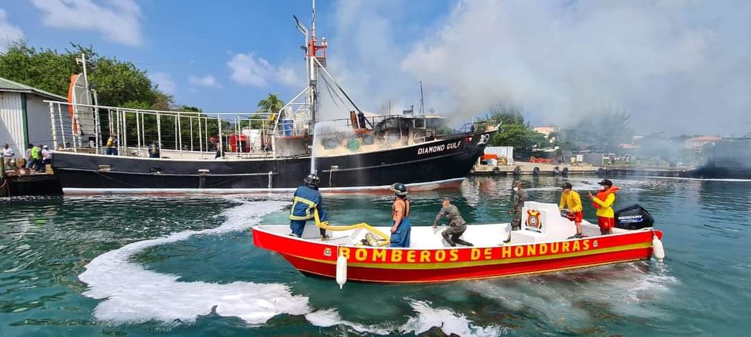Dos muertos e igual número de heridos deja explosión de barco en Islas de la Bahía