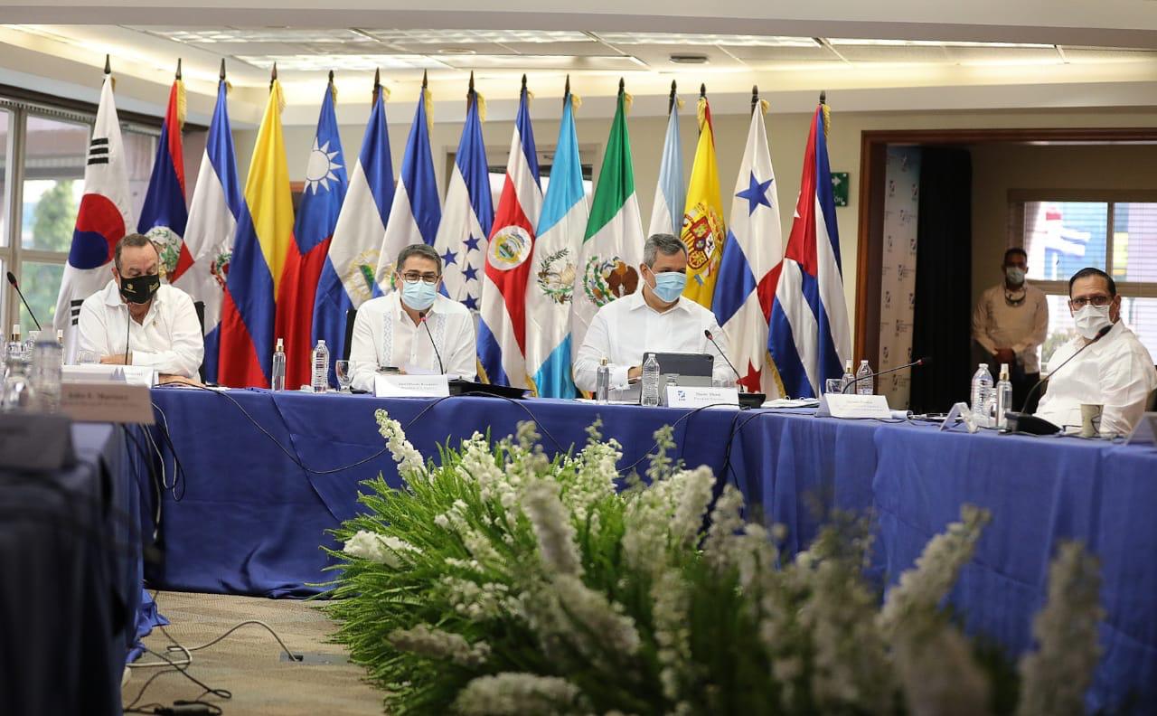 Presidentes de Honduras y Guatemala se reúnen antes de visitar el BCIE Presidentes de Honduras y Guatemala se reúnen antes de visitar el BCIE