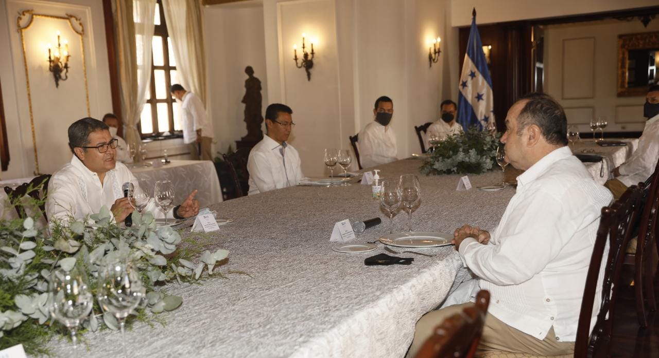 Presidente de Guatemala llega a Honduras para seguir impulsando frente común de reconstrucción Presidente de Guatemala llega a Honduras para seguir impulsando frente común de reconstrucción