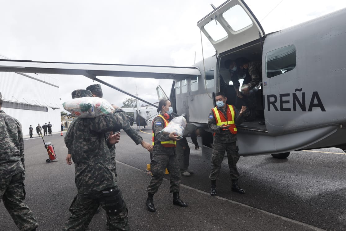 En dos aviones de FAH Gobierno envía alimentos a pobladores de La Mosquitia En dos aviones de FAH Gobierno envía alimentos a pobladores de La Mosquitia