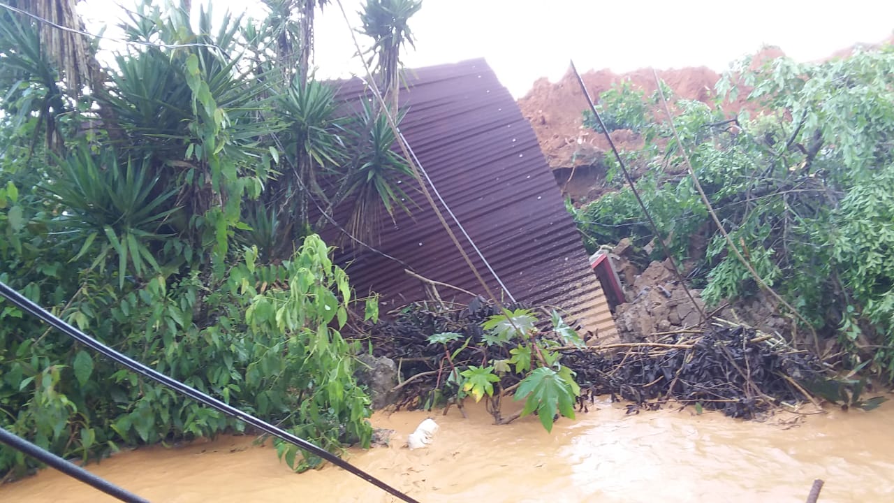 Realizan labores de evacuación por el deslizamiento de un cerro en Santa Bárbara Realizan labores de evacuación por el deslizamiento de un cerro en Santa Bárbara