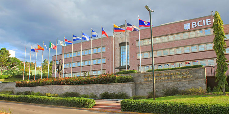 BCIE dona L12 millones a Honduras para atender a damnificados por Eta