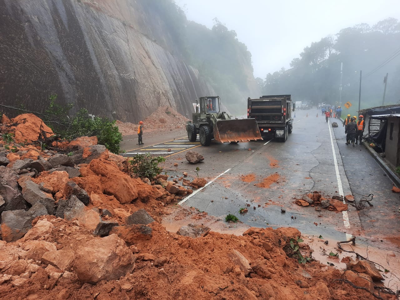 Gobierno y sector construcción acuerdan rehabilitación de carreteras a precio de costo Gobierno y sector construcción acuerdan rehabilitación de carreteras a precio de costo