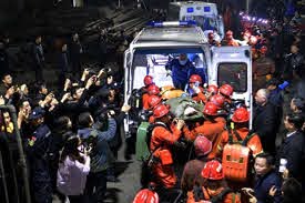 Unas 13 personas quedan atrapadas bajo tierra tras inundación en mina de carbón en China