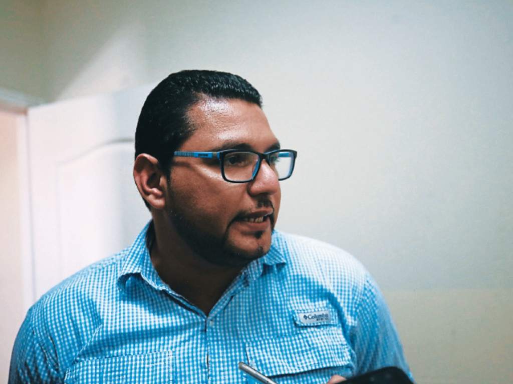 Jack Urriarte un hombre solidario que ha ayudado a los más necesitados después de las tormentas tropicales