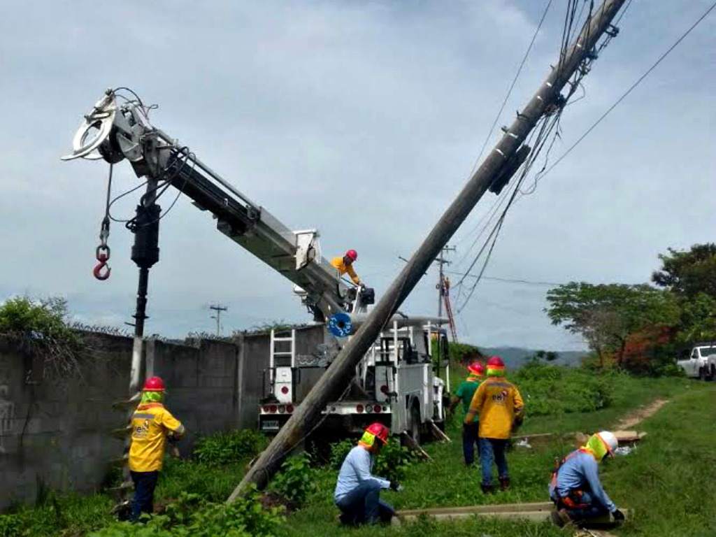 Listas las cuadrillas de la EEH para restablecer el fluido eléctrico en zonas afectadas por Iota