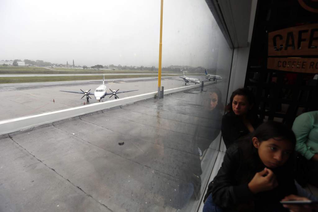 Suspenden los vuelos comerciales en los cuatro aeropuertos internacionales del país