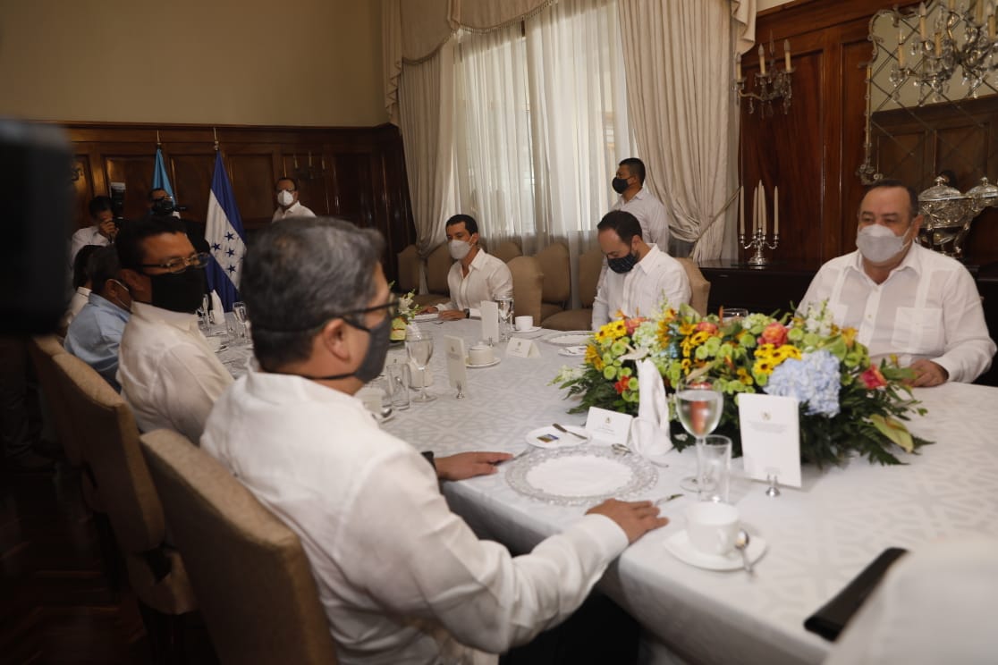 Mandatarios de Honduras y Guatemala abordan consecuencias de ETA y depósito de desechos del Río Motagua en Omoa Mandatarios de Honduras y Guatemala abordan consecuencias de ETA y depósito de desechos del Río Motagua en Omoa