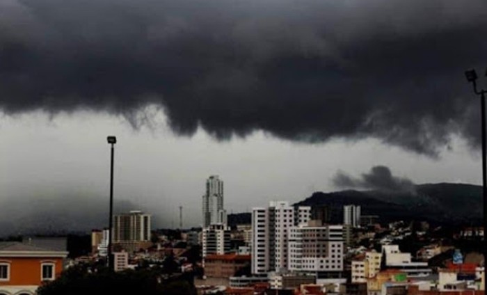 Hoy habrá lluvias, tormentas eléctricas y vientos huracanados, según cenaos Hoy habrá lluvias, tormentas eléctricas y vientos huracanados, según cenaos
